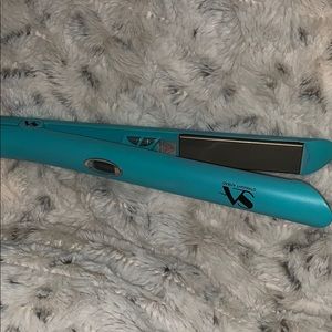 “Straight ahead” flat iron